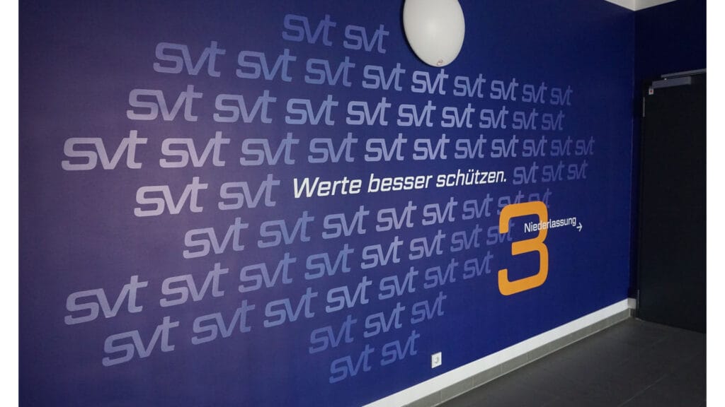 SVT Wallfolie covers entire wall with company design