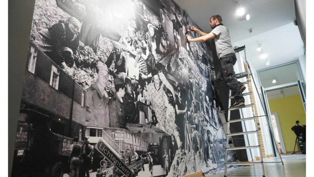 Fotoreklame employee wallpapers a large wall for the permanent exhibition in the Museum Lichtenberg