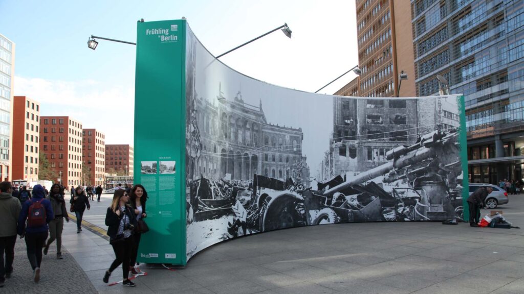 "Spring in Berlin" exhibition: modular scaffolding fitted with printed tarpaulin.