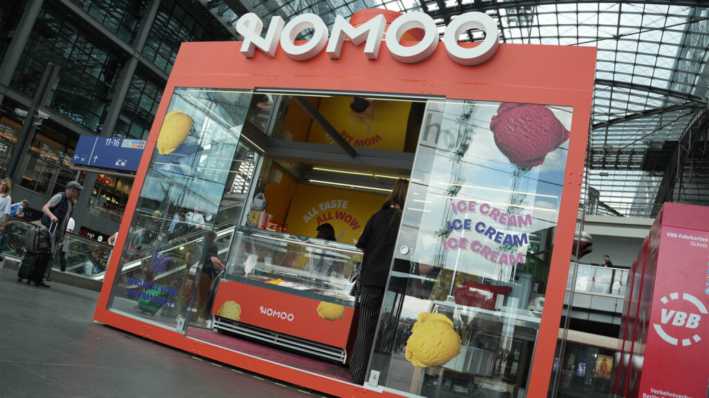 Nomoo Store Berlin Central Station – frontal view of the windows