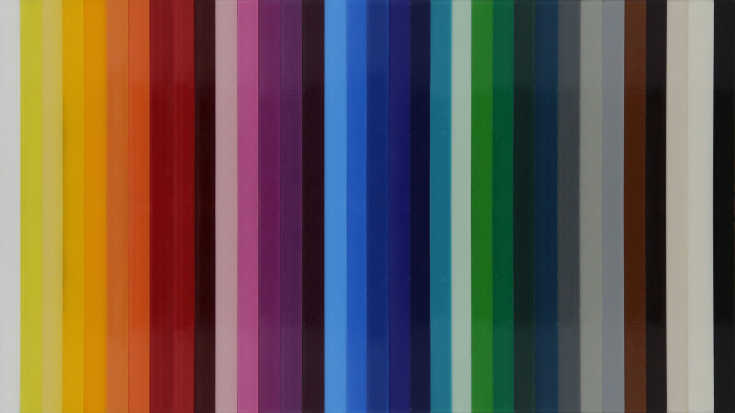 Acrylplatten durchgefärbt nebeneinander aufgestellt. Regenbogen Anmutung